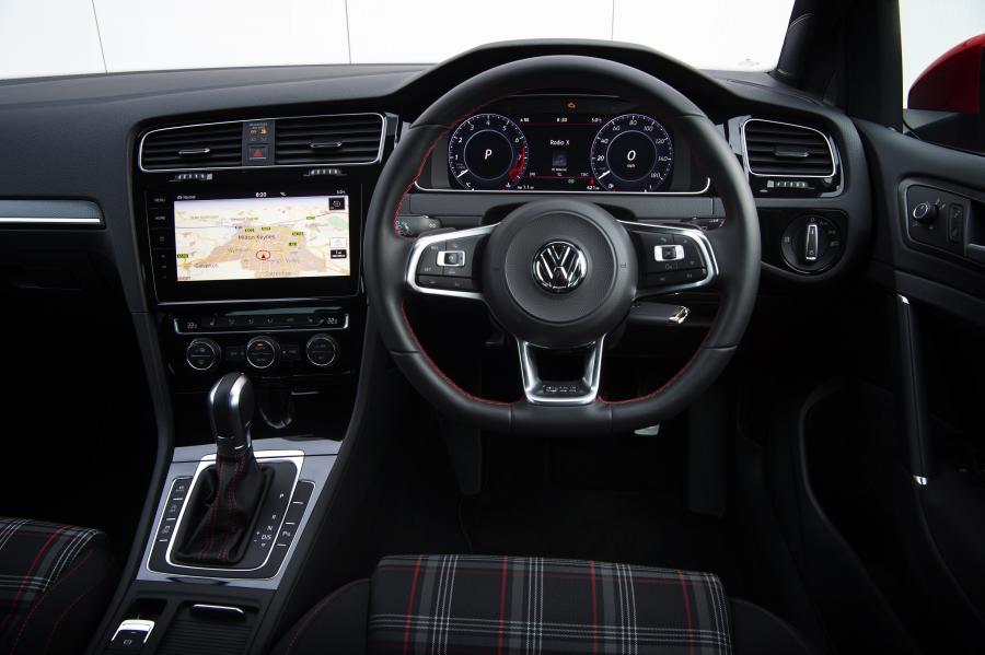 Торпедо Volkswagen Golf GTi 5-Door 2017 года  (UK) (фото 7 из 28)
